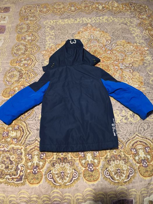 Vând geacă băieți și cămașă