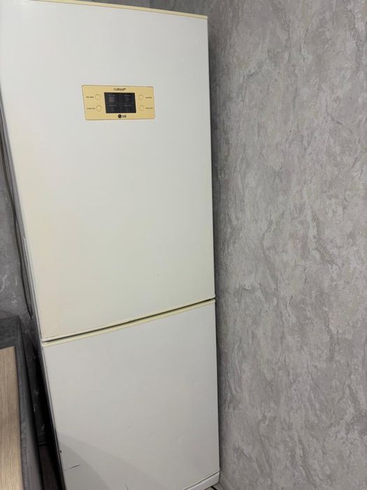 Отличный холодильник LG продам