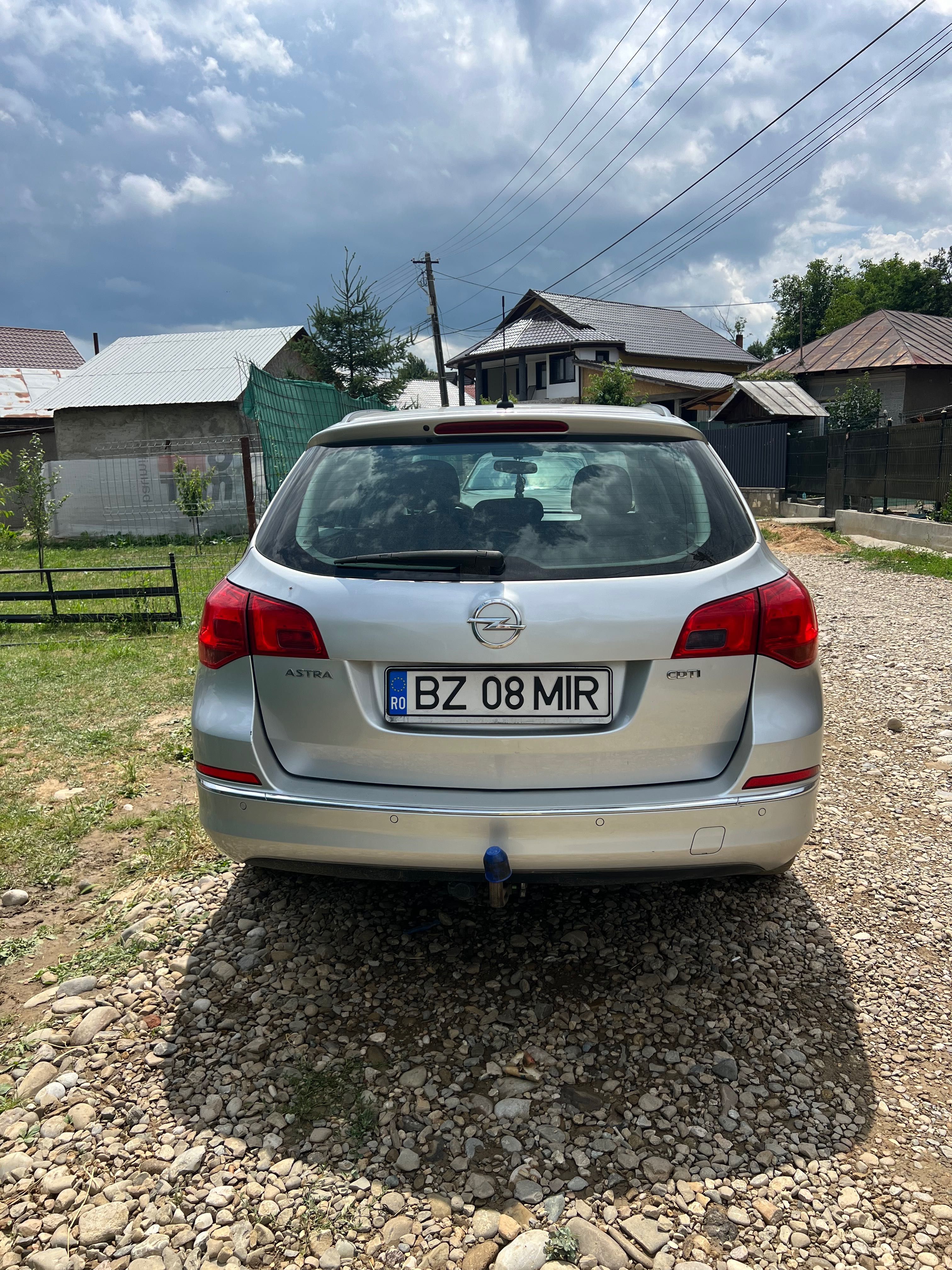 Vând Opel Astra J 2013