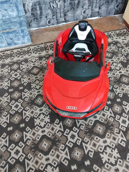 Детска акумулаторна кола