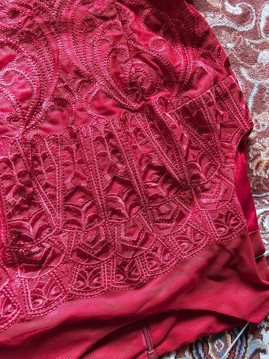 Червена официална рокля без ръкави с бродерия с копринени конци