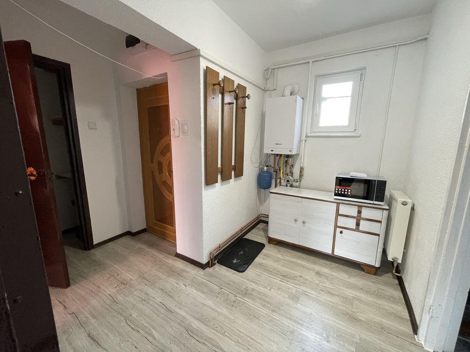 Inchiriez apartament 3 camere cu centrala proprie - zona Traian