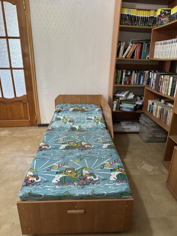 Кровать, стол журнальный, стенка