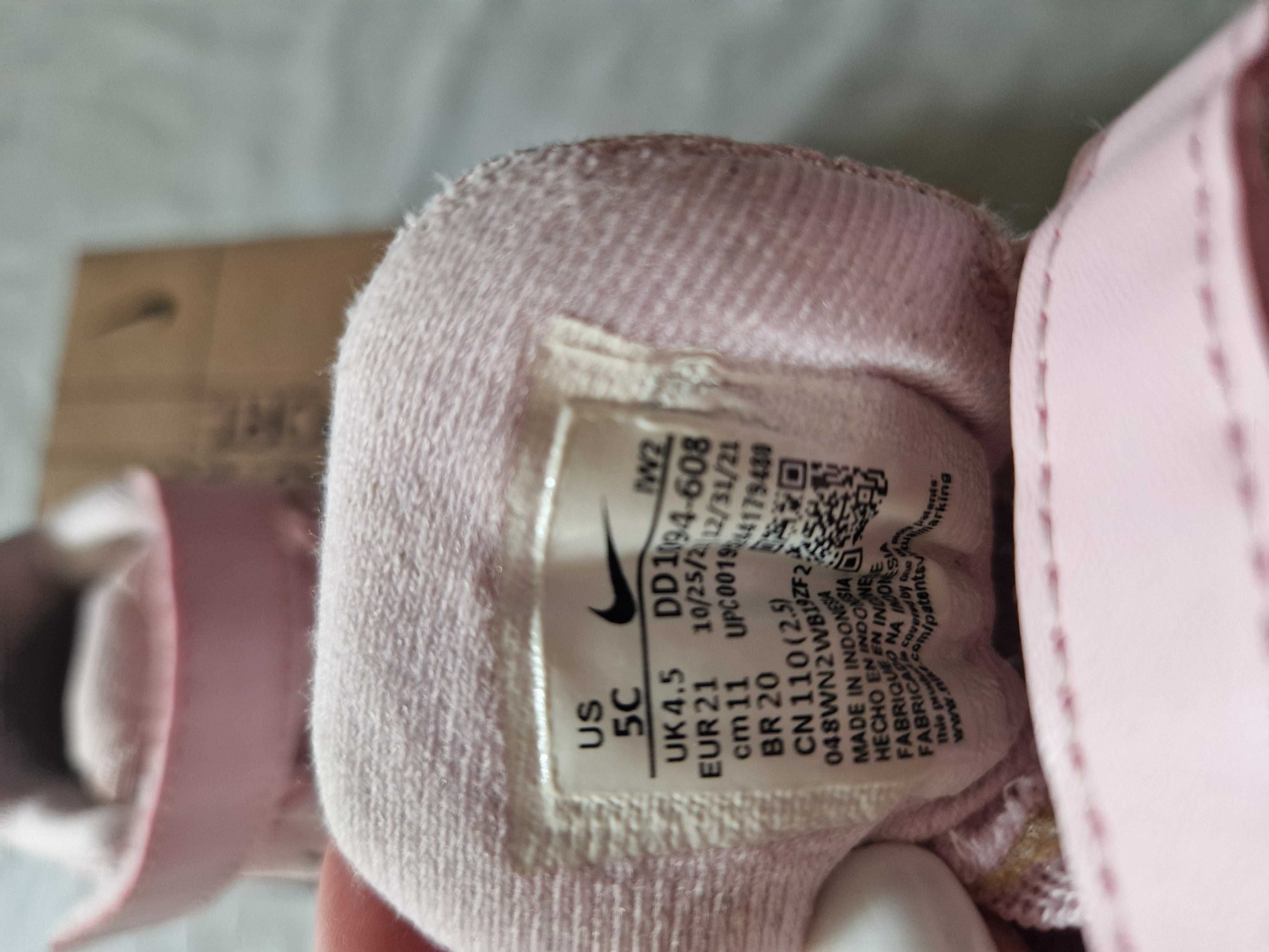 Оригинални летни маратонки Nike за момиче номер 21.Запазени, с кутия.