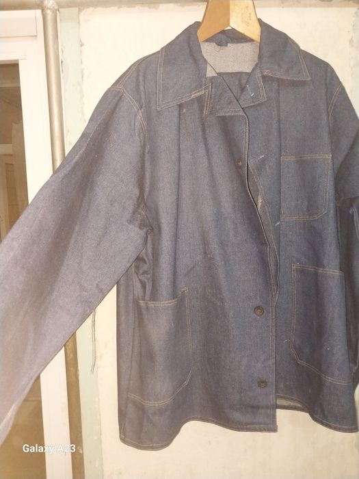 Джинсовая куртка и брюки.