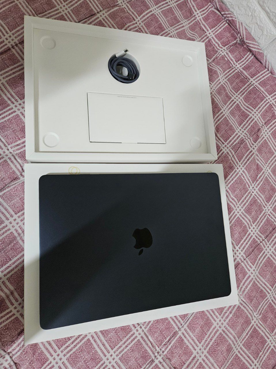 MacBook Air M3 15 dyum midnight blue 16GB/512GB sotiladi