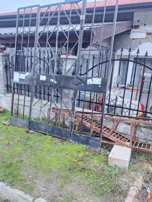 Голяма метална външна врата с две решетки. Много висока