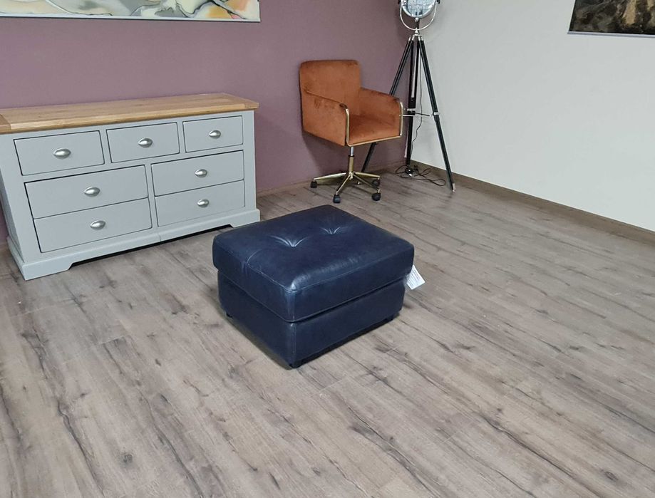 Синя кожена табуретка