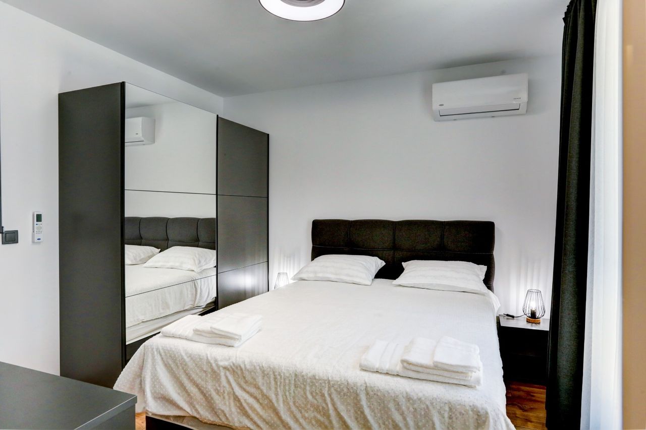 Дава се под наем Тристаен апартамент в Варна, Галата - 85 кв.м за 800 € - Снимка #2