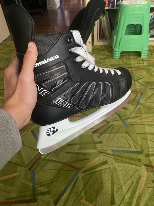 patine de hochei crowned