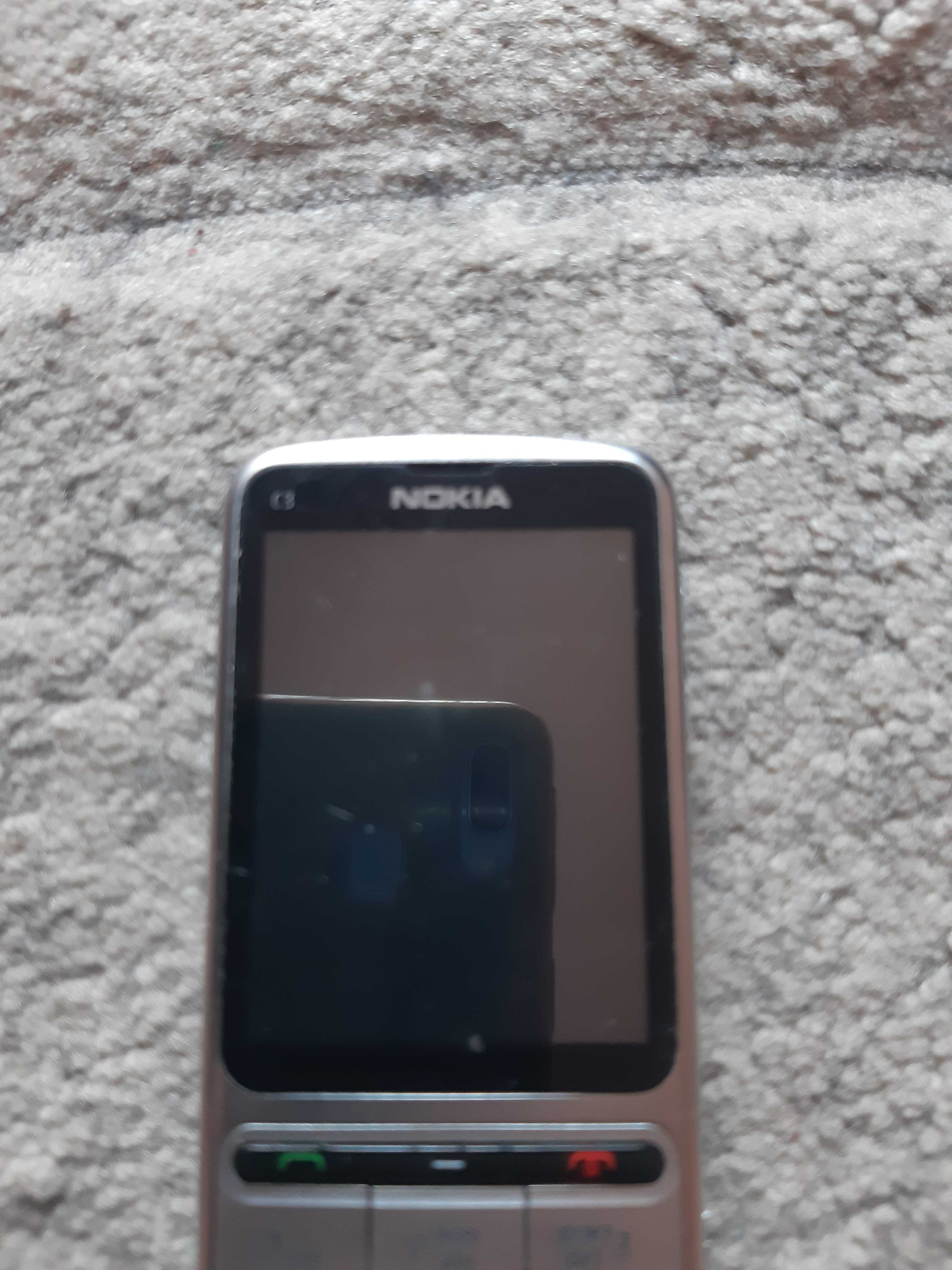 NOKIA C3-01, мобилен телефон със зарядно у-во