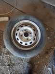 Vand 1 roata R 13 matiz cu anvelopa 165 70 13 debita