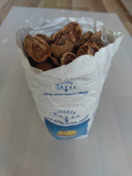 Сушени орехови черупки.