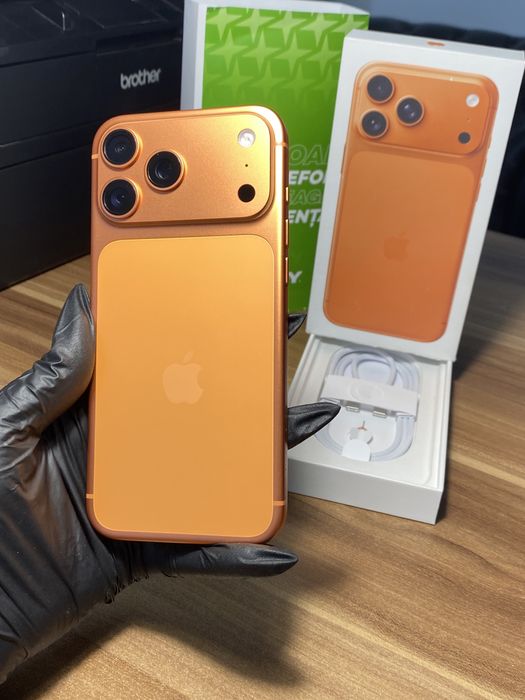 iPhone 17 Pro Max • 256 GB • Cosmic Orange
