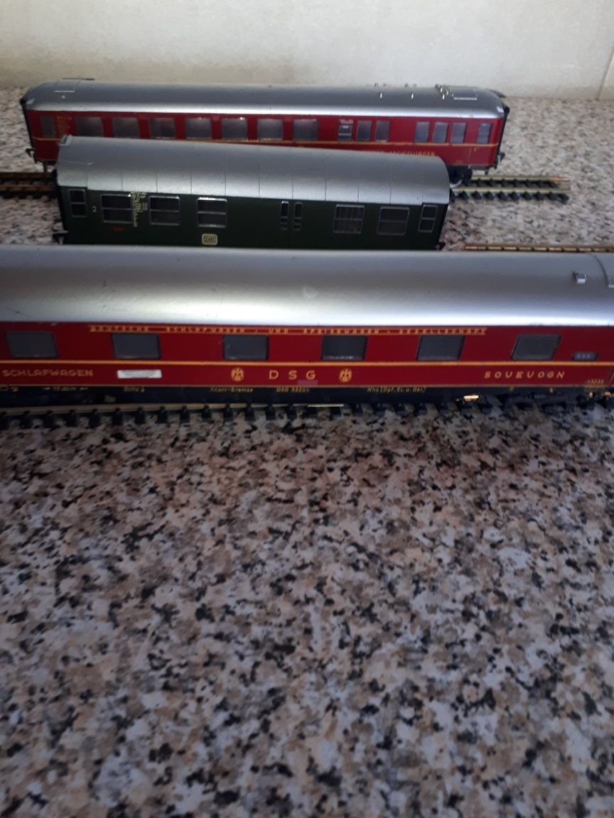 Locomotiva diesel cu 3 vagoane