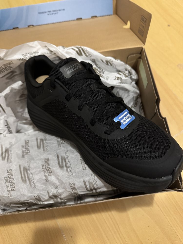 Обувки skechers нови
