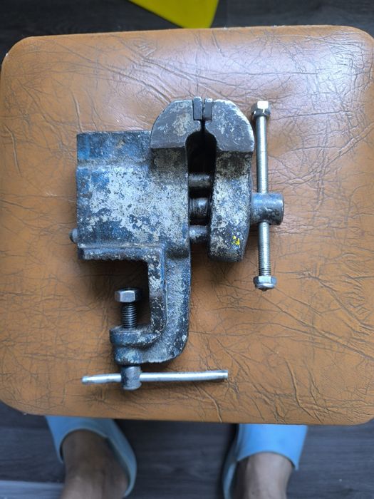Продаются тиски слесарные,б/у. Рабочие , Советского исполнения