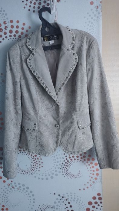 Пиджак 52 р 3000 т Два. костюма  58 раз 1000 Пиджаки 44_46 р 1000 т