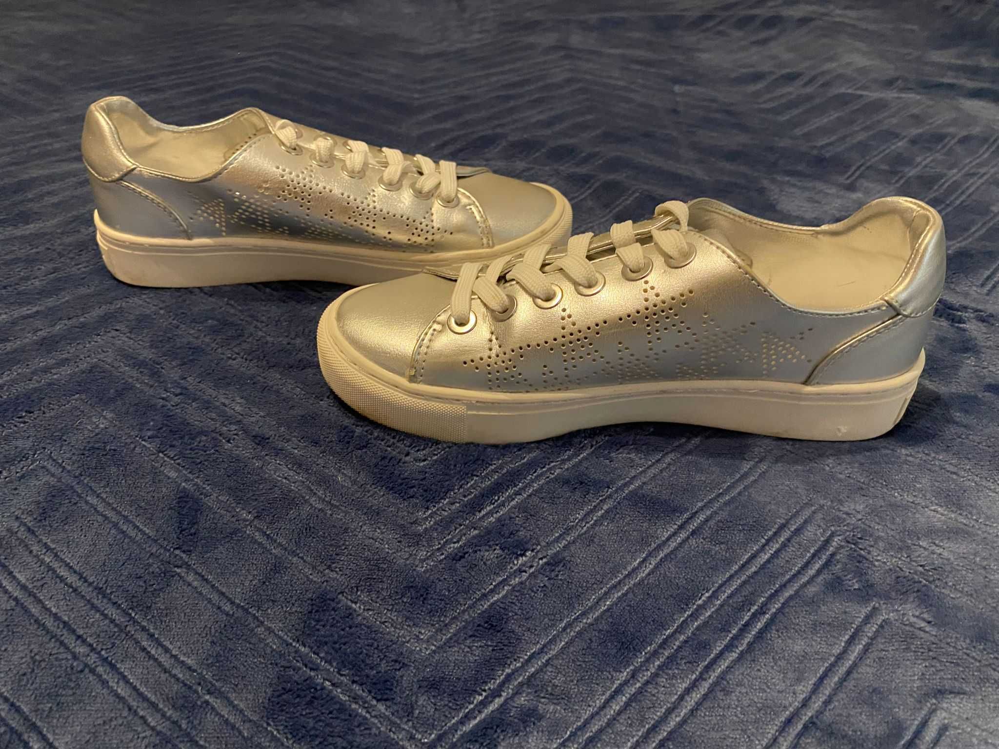 Adidasi Stradivarius