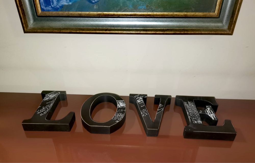 Антикварен знак надпис LOVE любов големи цветни букви от дърво
