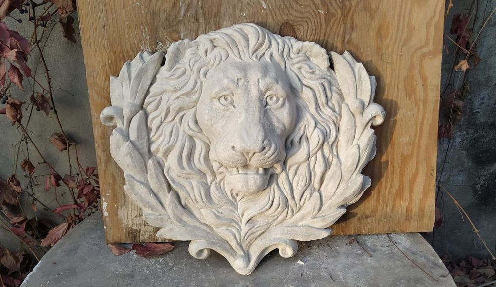 Гипсовый барельеф Голова льва в лавровом венке