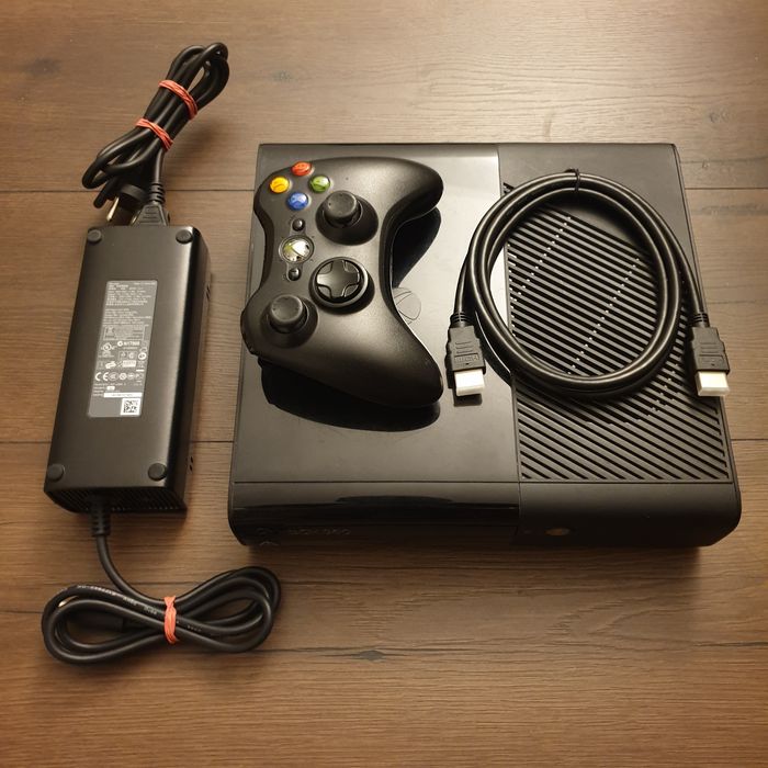 Xbox 360 E 250Gb complet la cutie