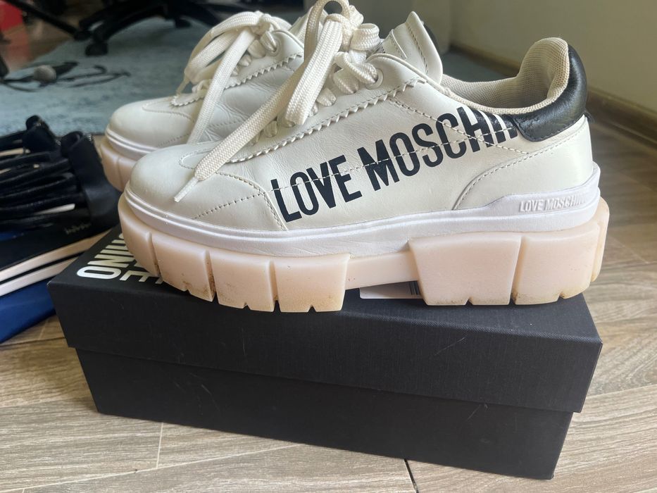 Vand adidași Moschino și sandale armani