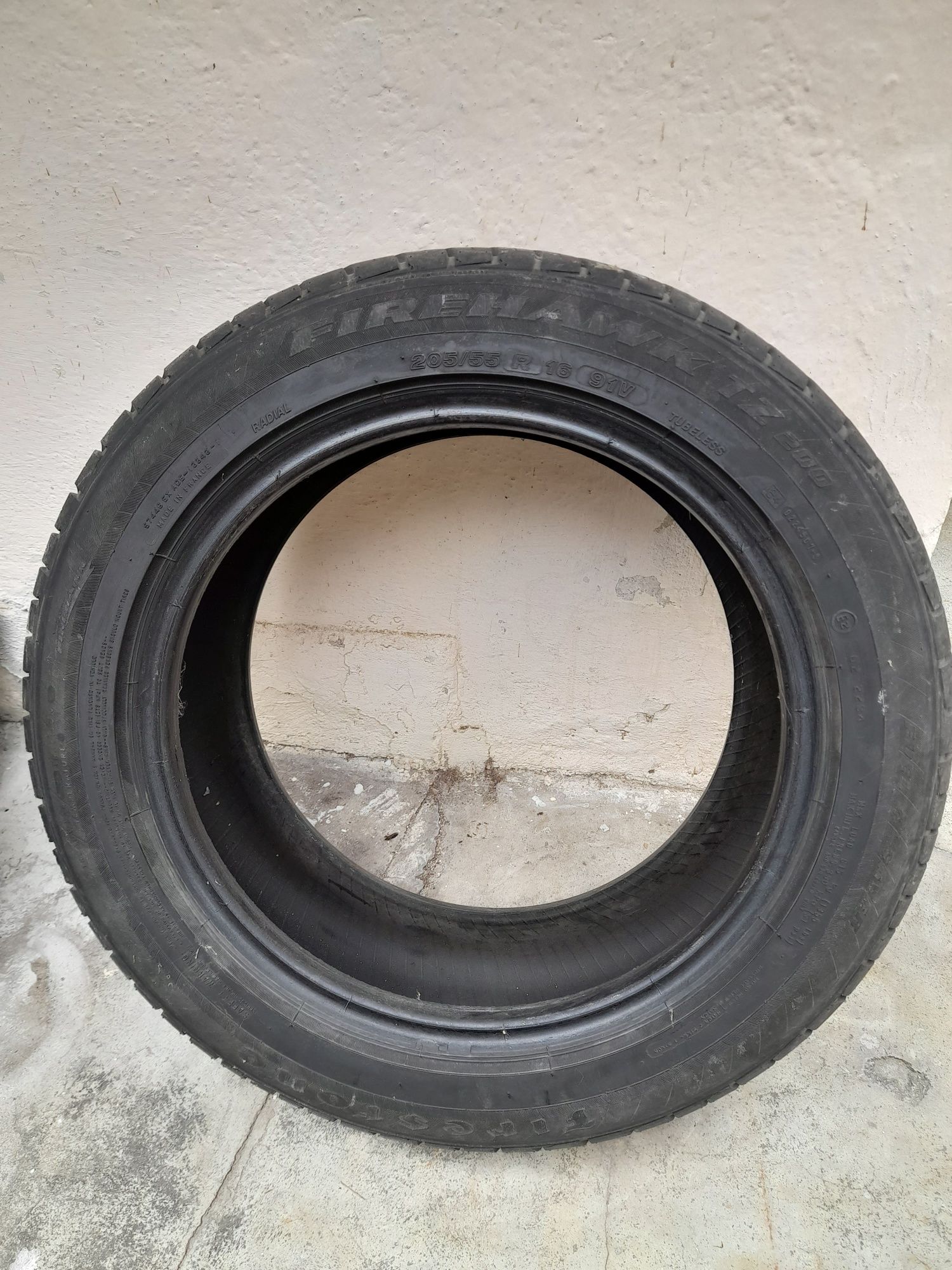 5 бр. 205 55 16, летни гуми, 1 бр. Firestone и 4 Maxxis