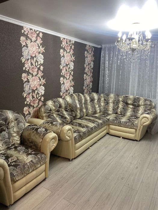 Продам угловой диван с креслом
