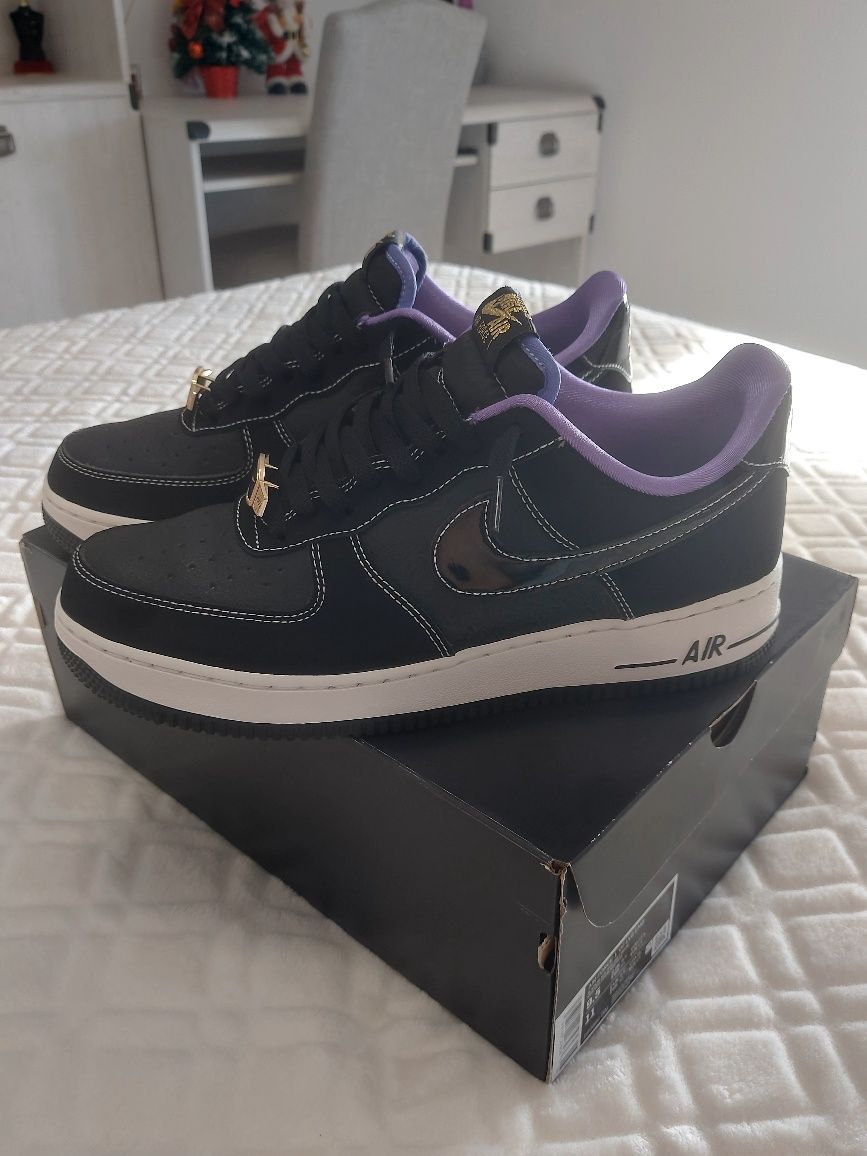 Vand adidasi Nike Air Force 1 World Champions,impecabili,marimea 43