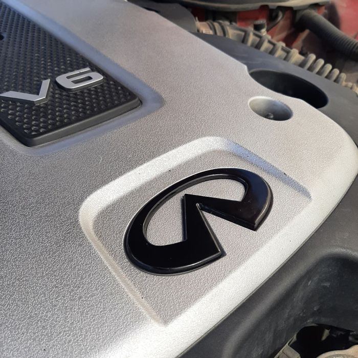 Эмблема infiniti на крышку двигателя