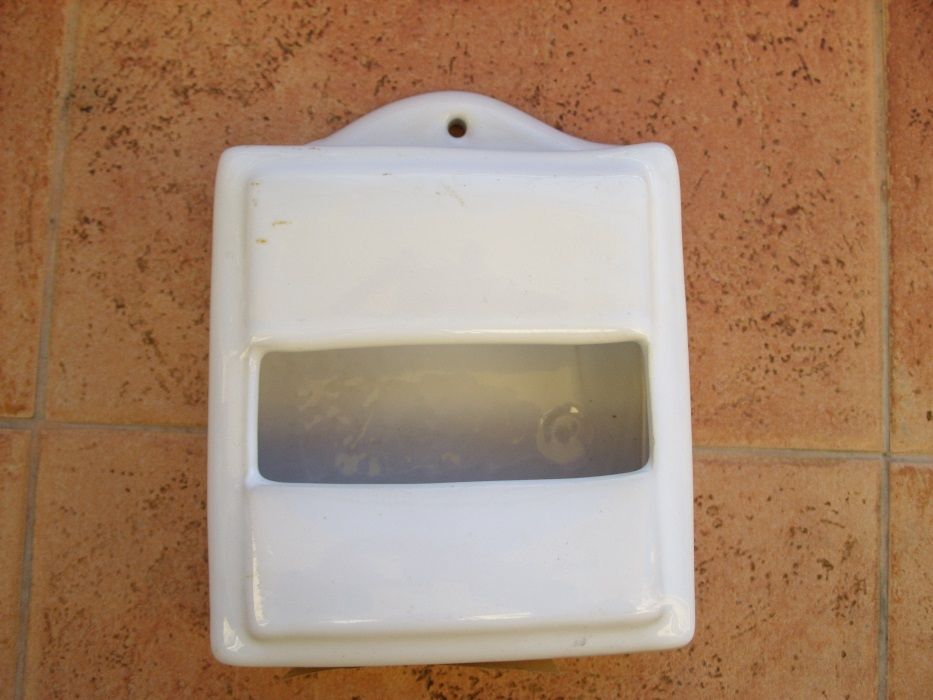 Порцеланови поставки за хартия и за баня, купичка с пате