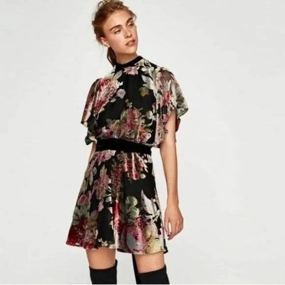 ZARA рокля с кадифени цветя р-р С