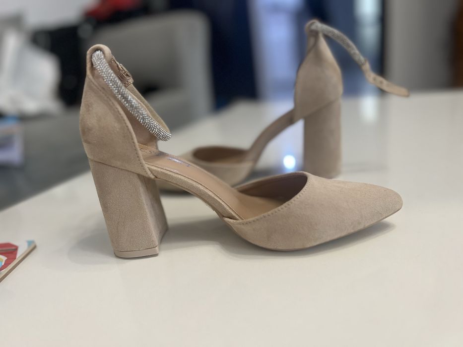 Vand pantofi cu toc, numarul 37