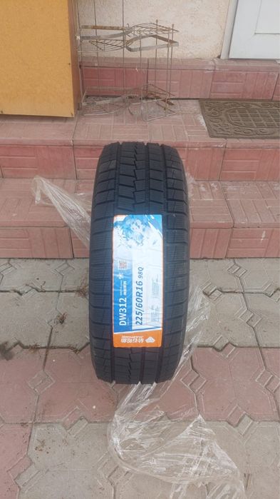 Зимние новые резины комплект 225/60/16.