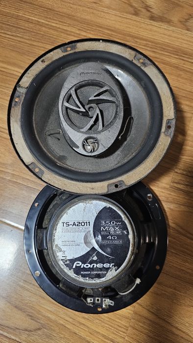 Vând boxe auto negociabil