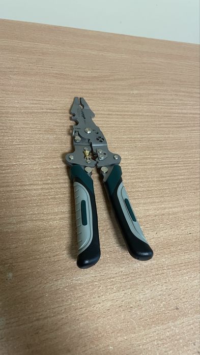 Сгъваеми електричарски клещи