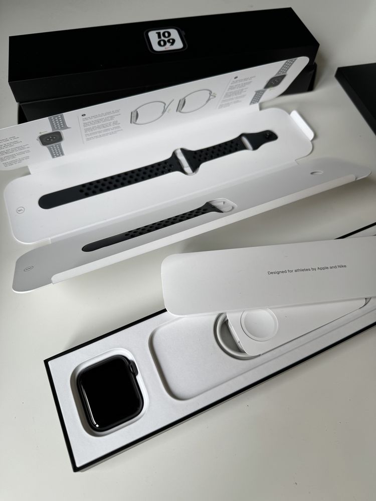 Apple Watch SE Nike Edition 40 mm Space Gray