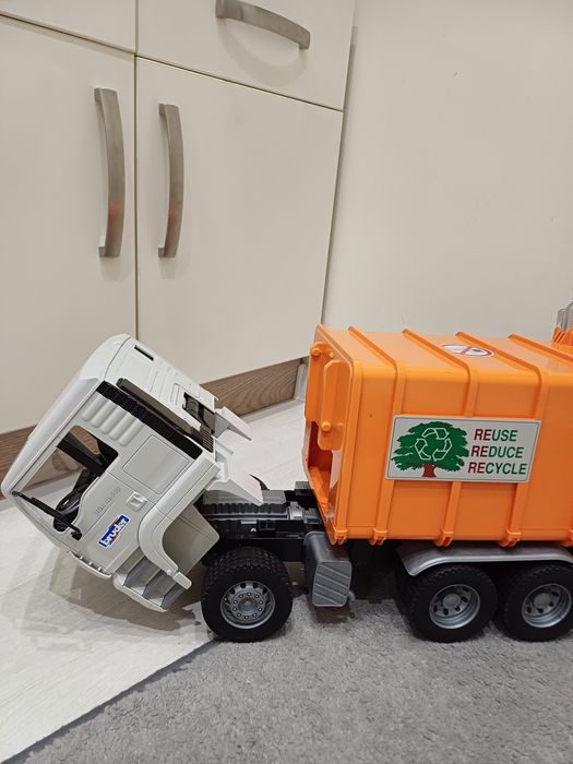 Играчка голям камион за боклук Bruder с две кофи
