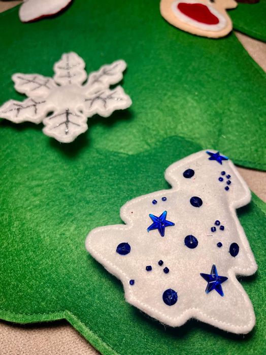 Коледна елха с фигурки