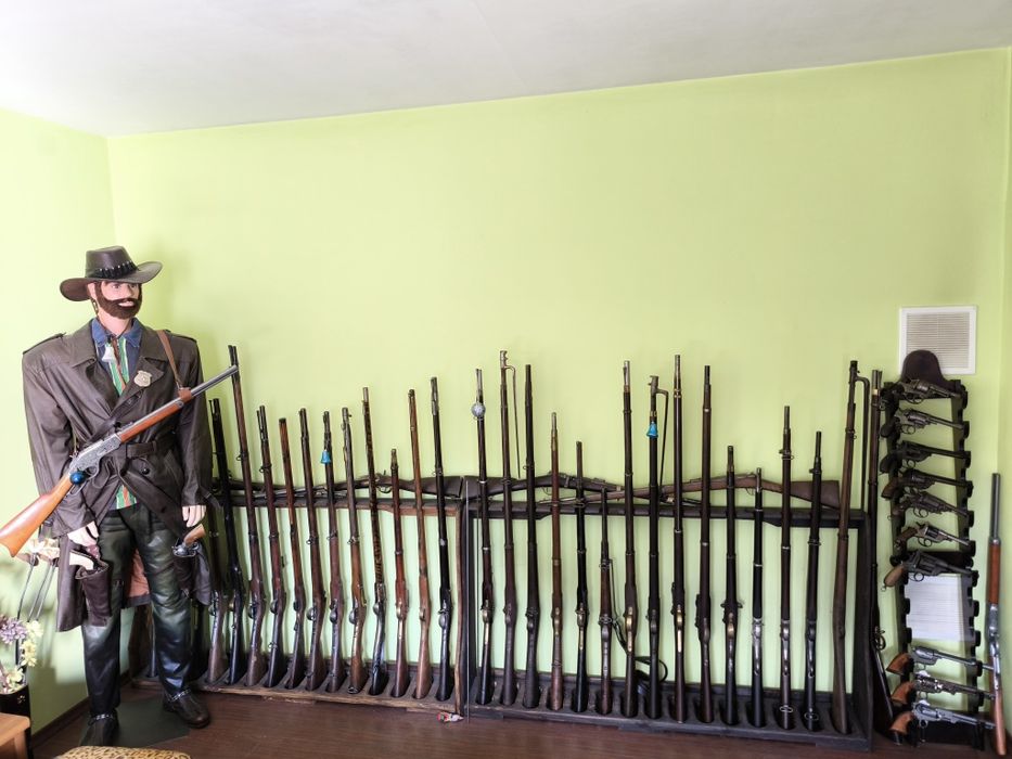 Автоматична пушка, револвер, пистолет. Масивни нестрелящи реплик