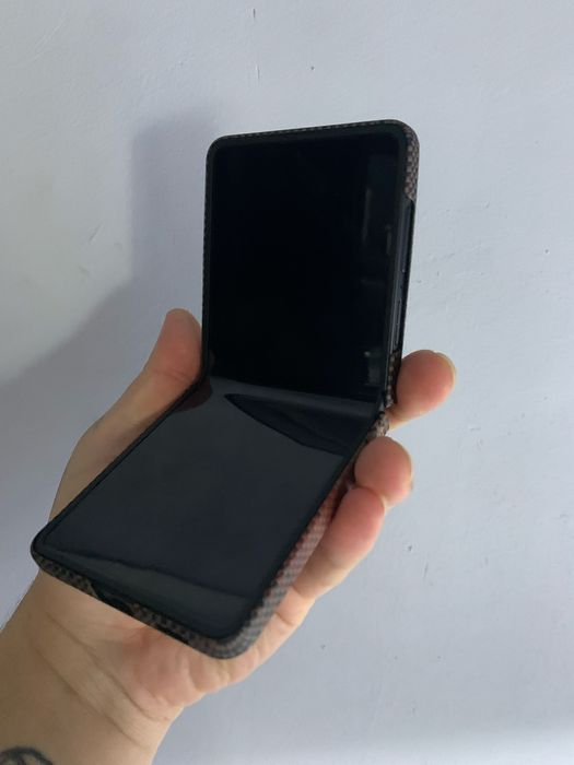 Продам Samaung Galaxy Flip 7 + в подарок оригинальный чехол Pitaka