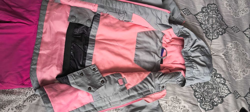 Подарявам яке и зимен гащеризон.