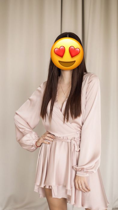 Сатенева рокля с пудра