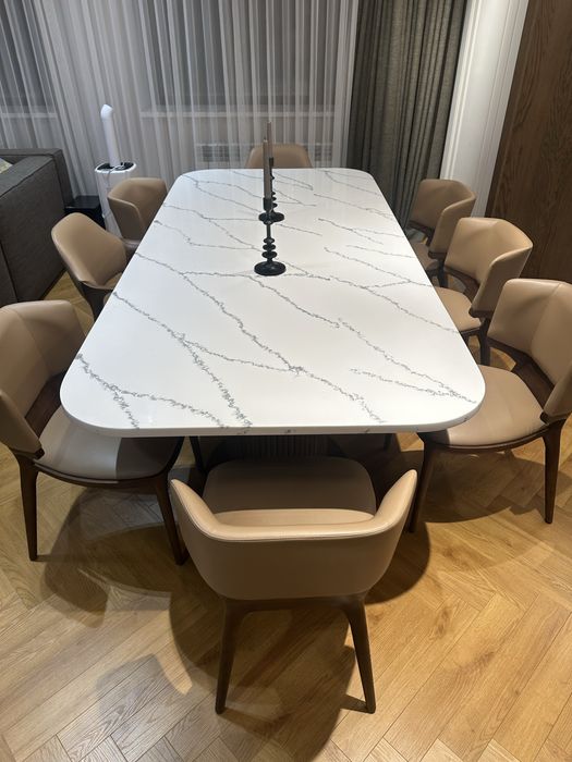 Стол из дерева и камня