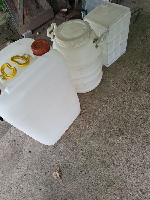 Vând bidoane  plastic