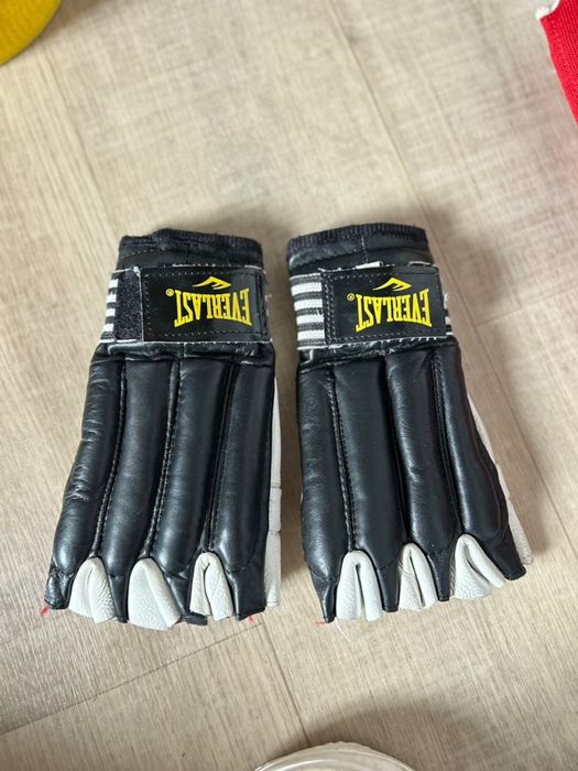 перчатки взрослые .