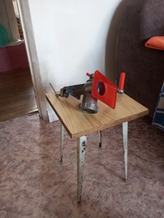 Продается ручная мясорубка.