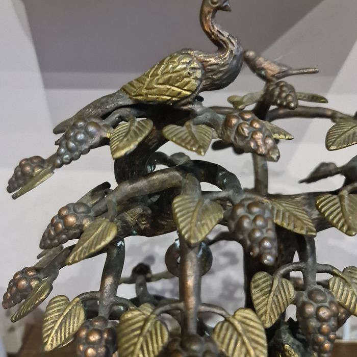 Statuie Radha Krishna alamă leagănându-se sub un copac împodobit