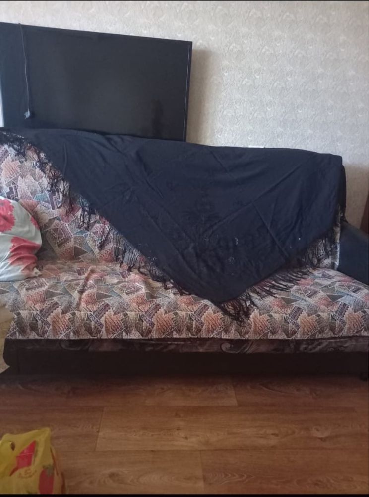 Диван с подушками